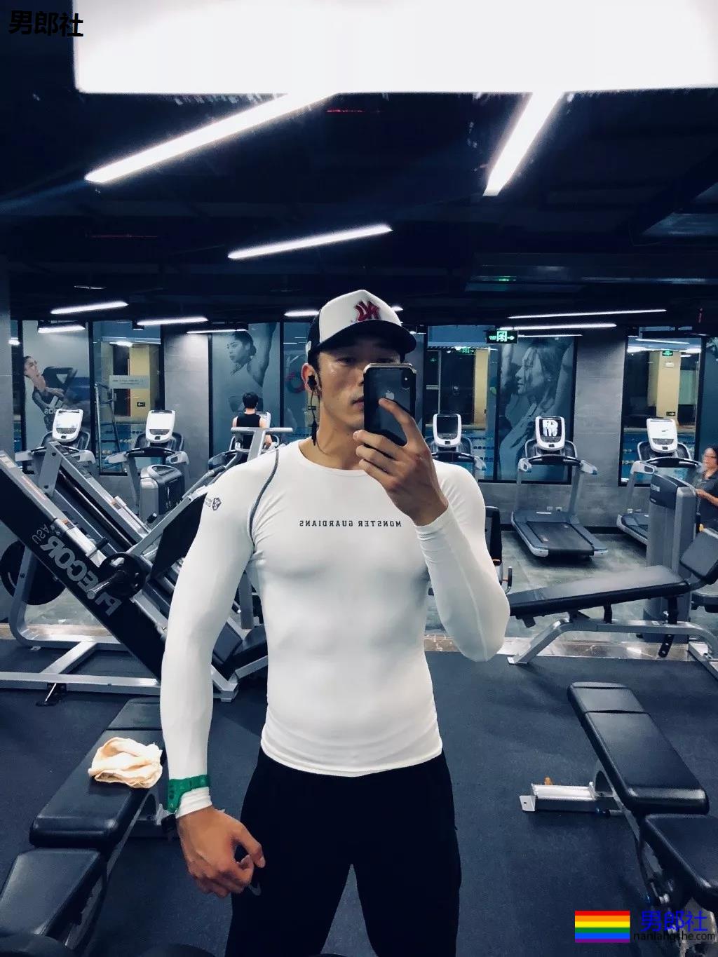 身材索命肌肉男浴室戏实力出圈！最新八块腹肌肉照曝光，网友直呼我可以！ - 51虹马