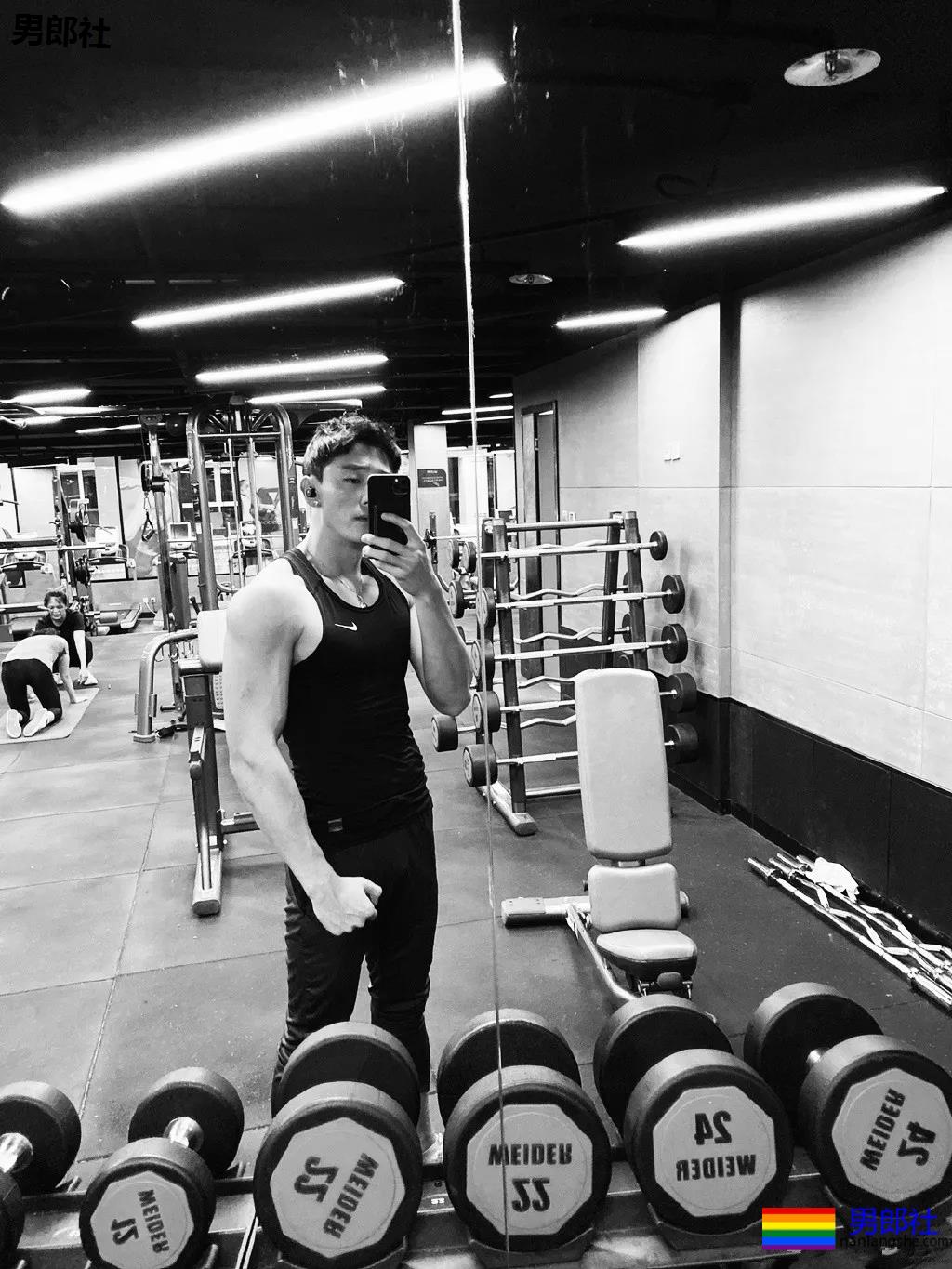 身材索命肌肉男浴室戏实力出圈！最新八块腹肌肉照曝光，网友直呼我可以！ - 51虹马