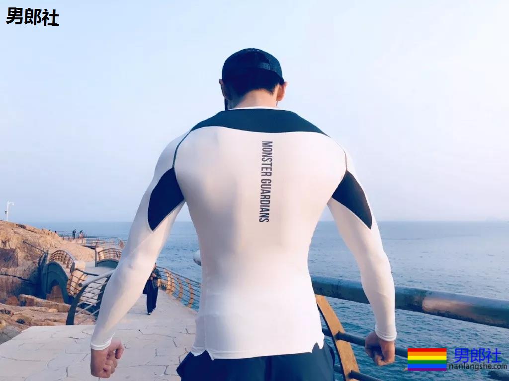 身材索命肌肉男浴室戏实力出圈！最新八块腹肌肉照曝光，网友直呼我可以！ - 51虹马