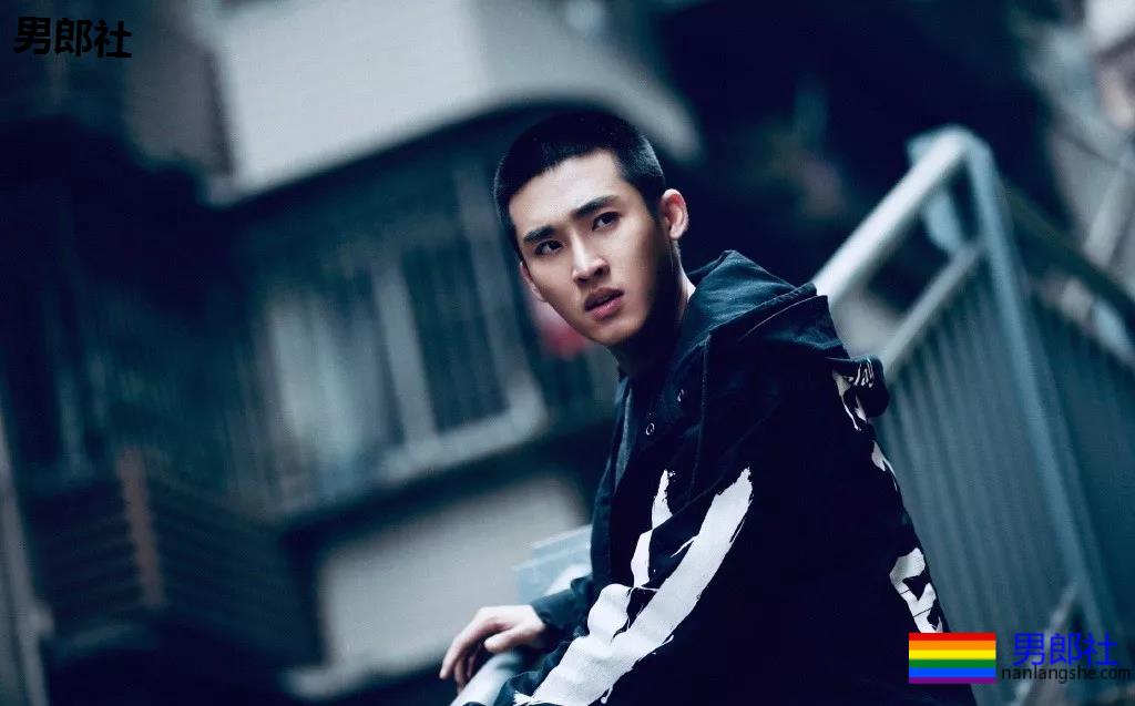 我是军训教官、他是新生学员，跨年夜我们去了酒店… - 51虹马