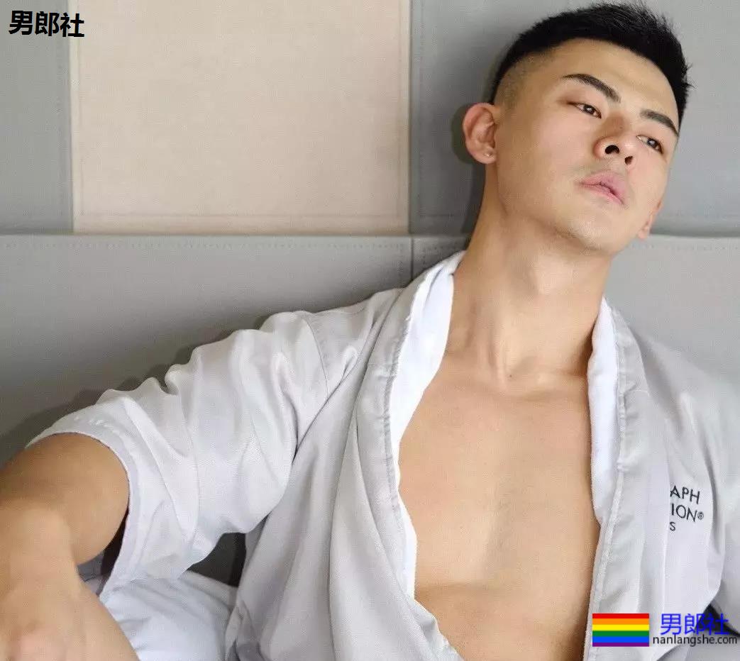 白色浴巾与小麦色的腹肌更加配哦 - 51虹马