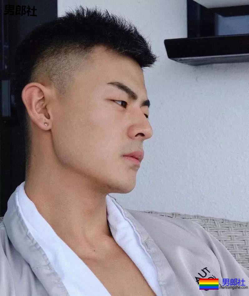 白色浴巾与小麦色的腹肌更加配哦 - 51虹马