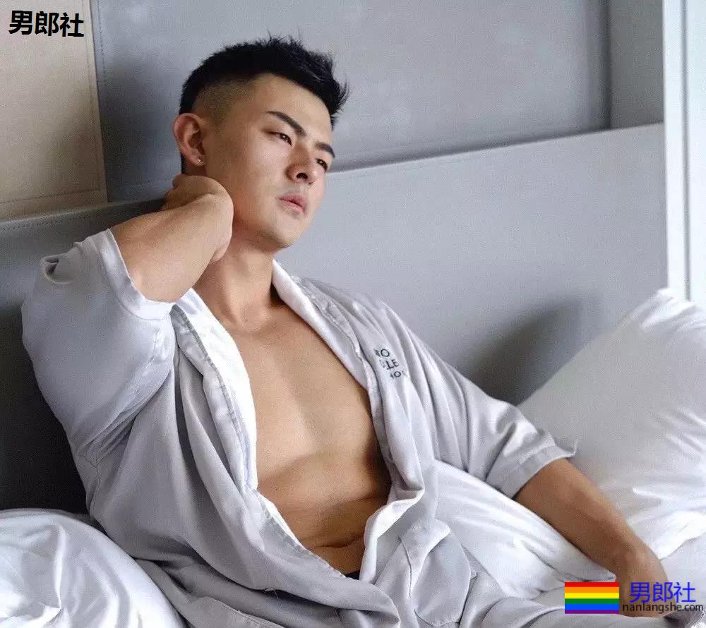 白色浴巾与小麦色的腹肌更加配哦 - 51虹马