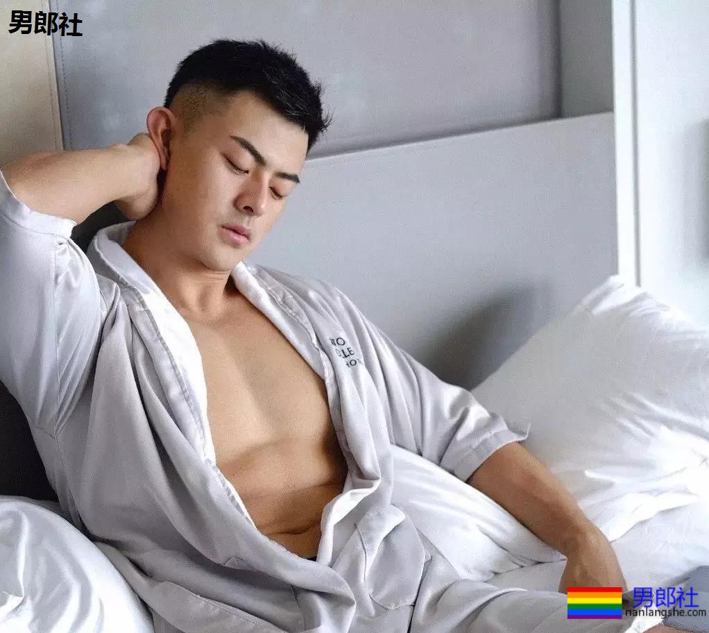 白色浴巾与小麦色的腹肌更加配哦 - 51虹马