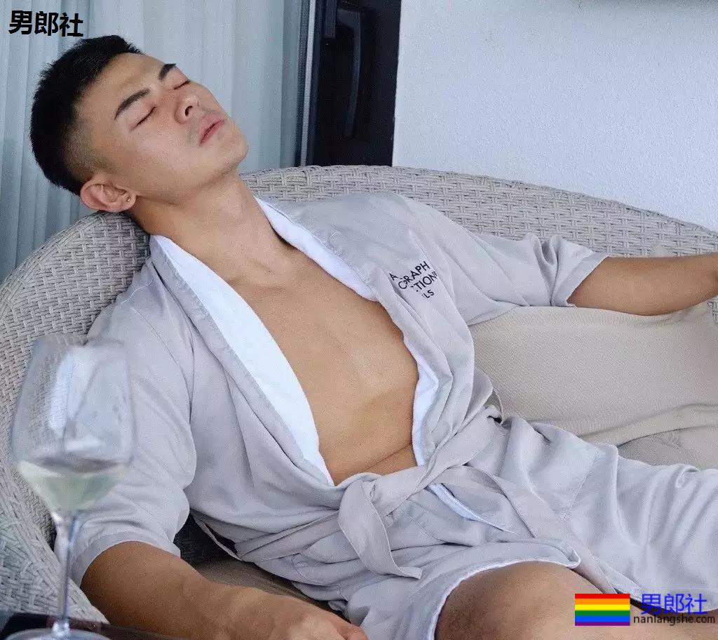 白色浴巾与小麦色的腹肌更加配哦 - 51虹马