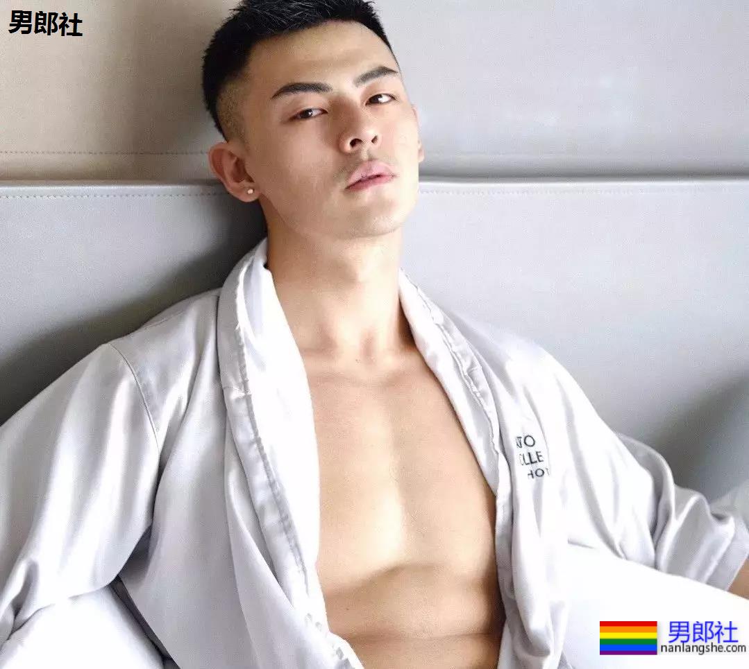 白色浴巾与小麦色的腹肌更加配哦 - 51虹马