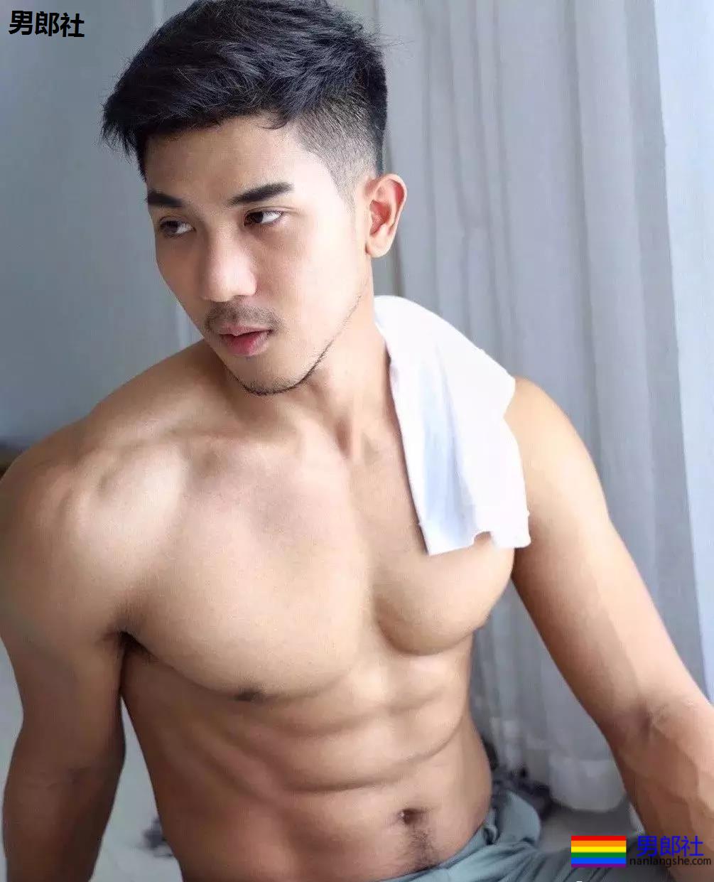 白色浴巾与小麦色的腹肌更加配哦 - 51虹马