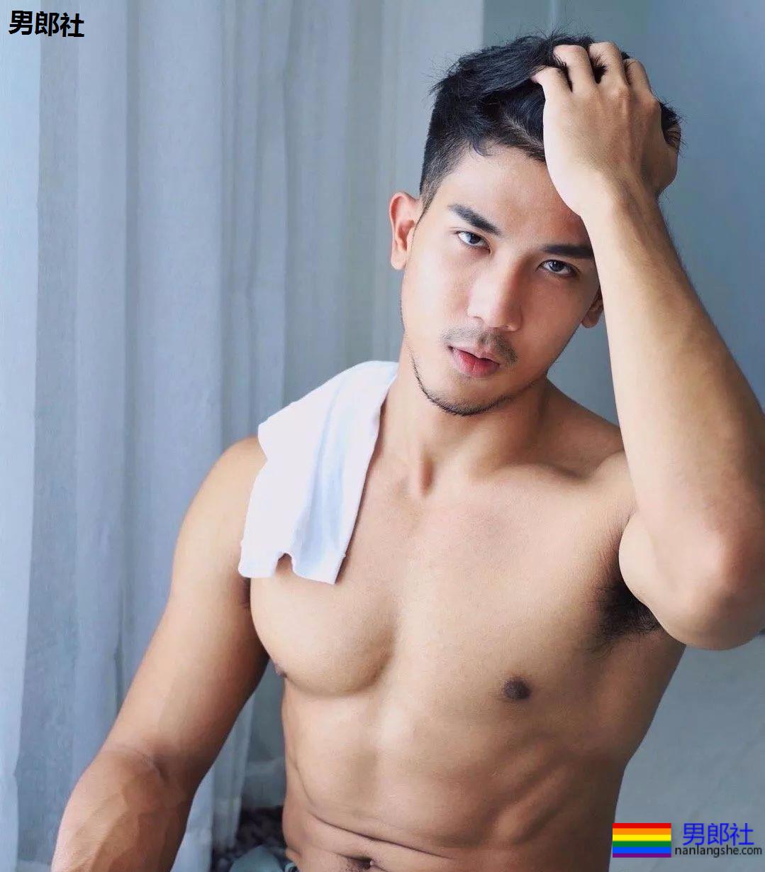 白色浴巾与小麦色的腹肌更加配哦 - 51虹马