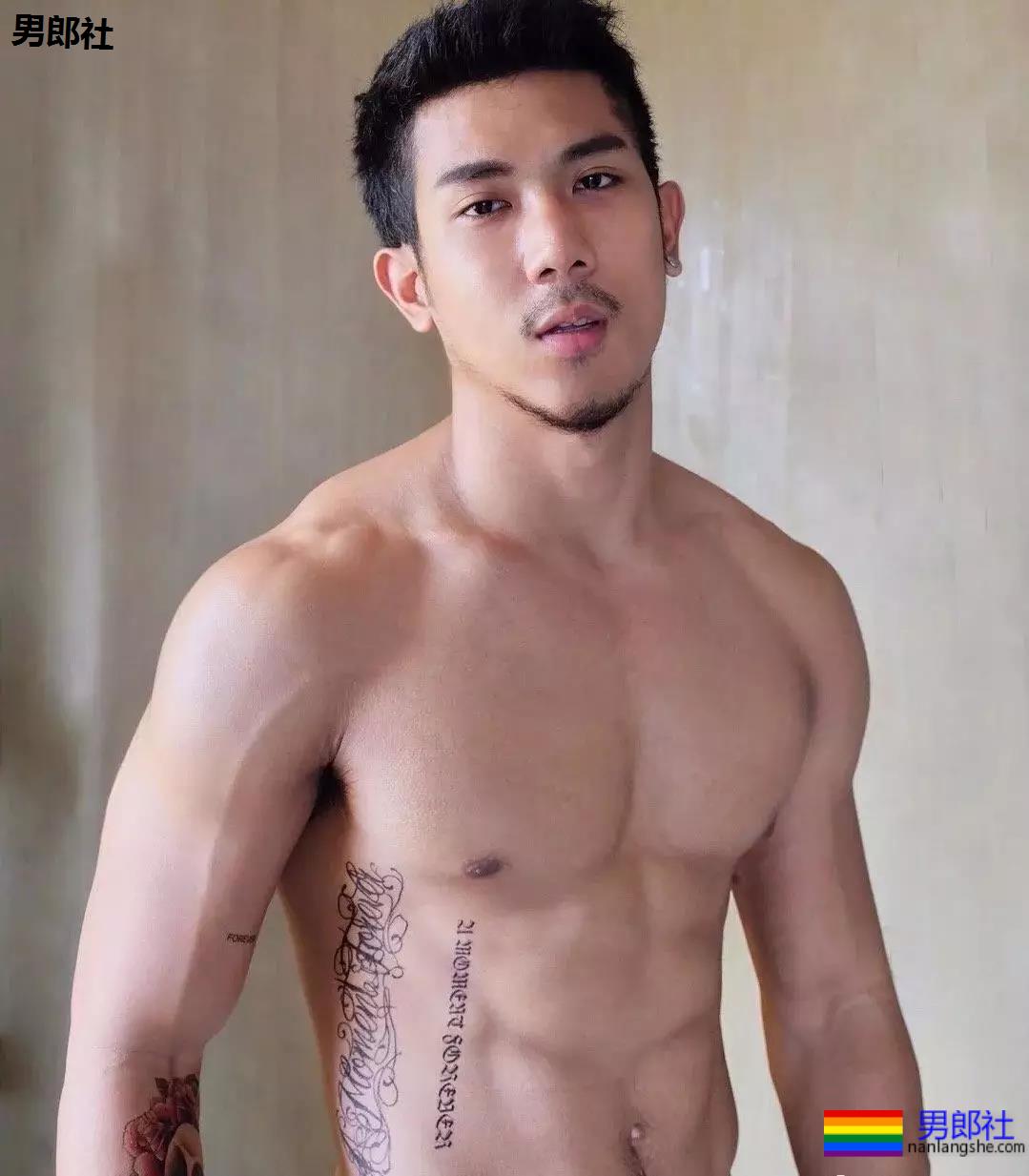 白色浴巾与小麦色的腹肌更加配哦 - 51虹马