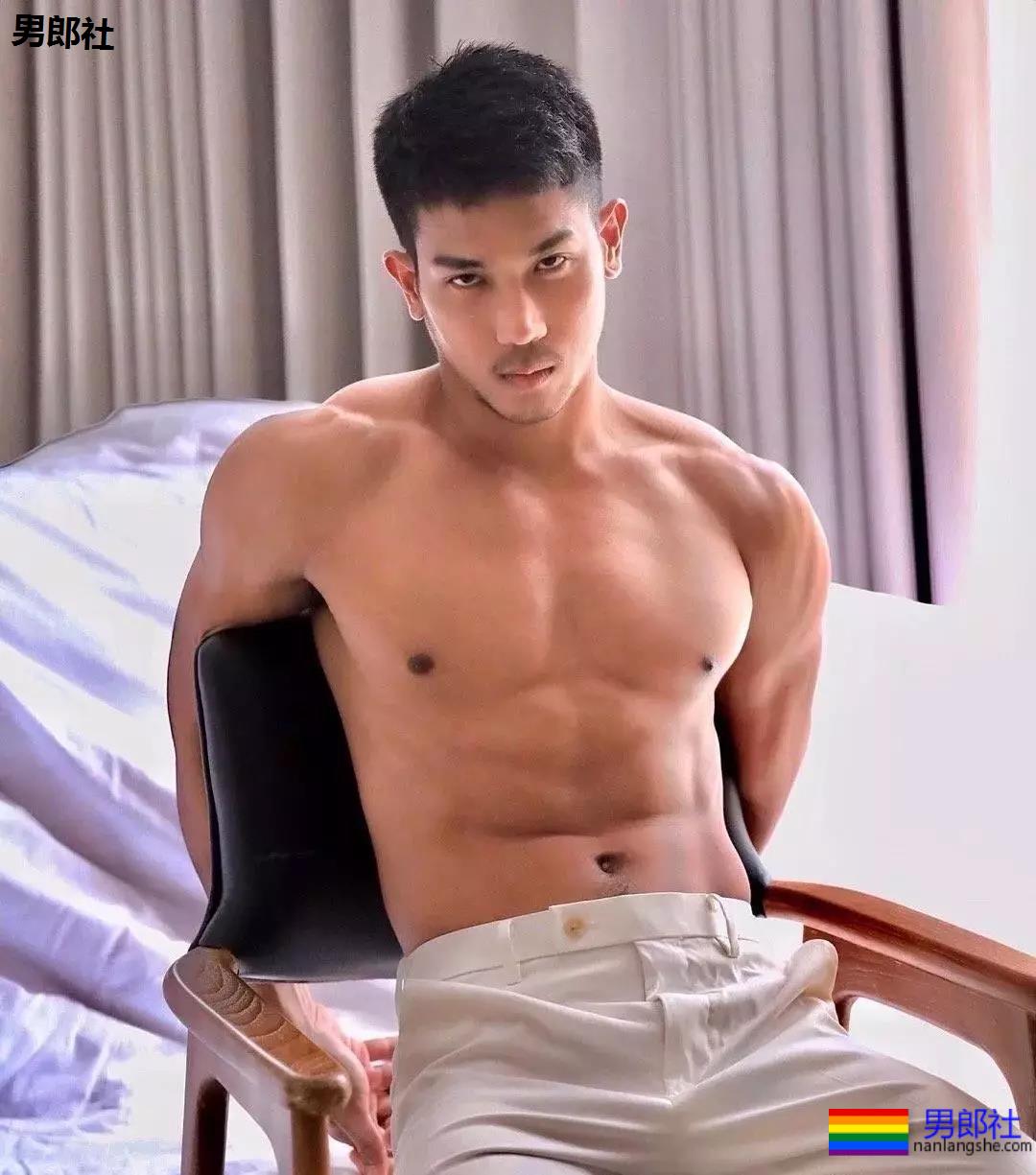 白色浴巾与小麦色的腹肌更加配哦 - 51虹马