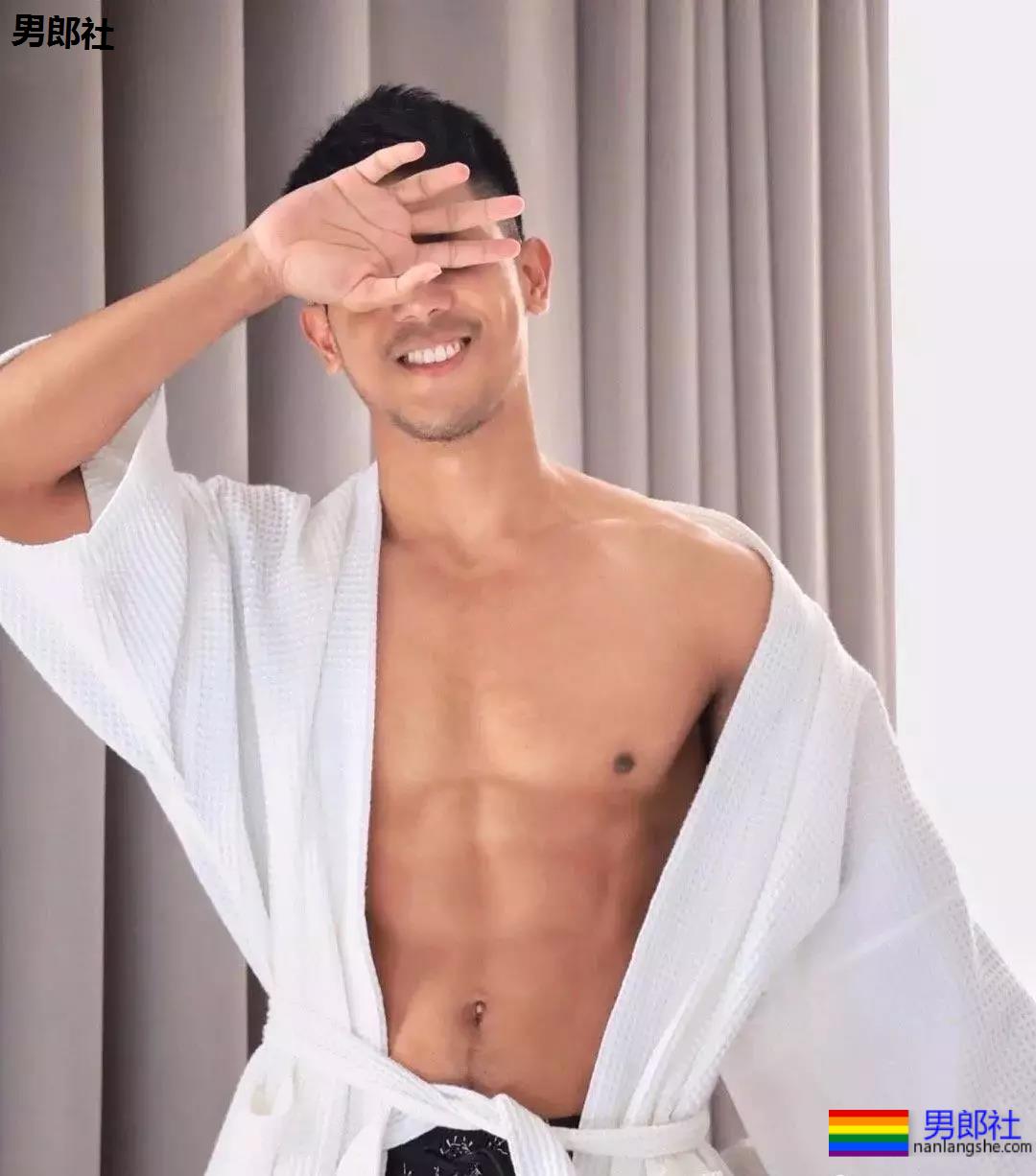 白色浴巾与小麦色的腹肌更加配哦 - 51虹马