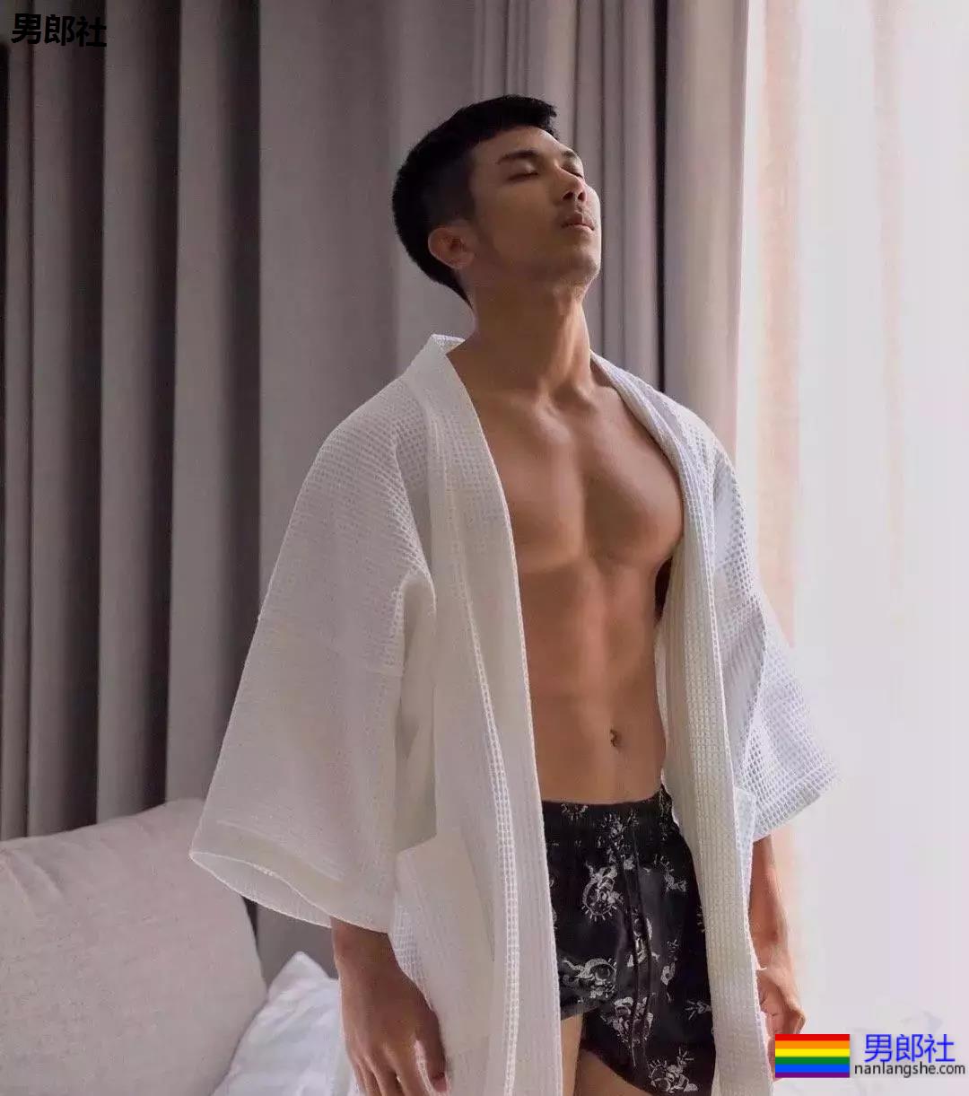 白色浴巾与小麦色的腹肌更加配哦 - 51虹马