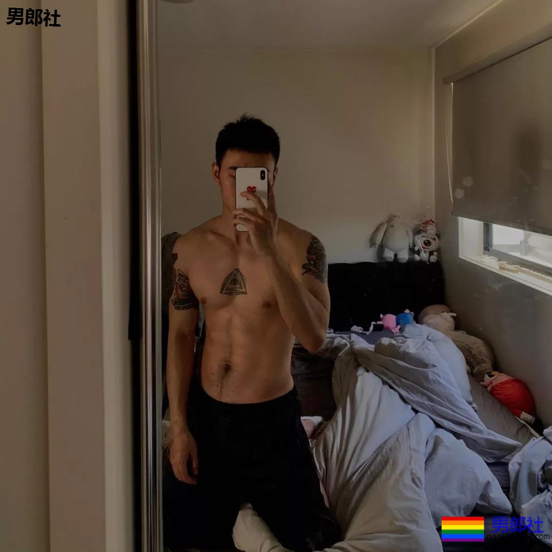 體育生浴室跪式服務！私照被扒出！ - 51虹马