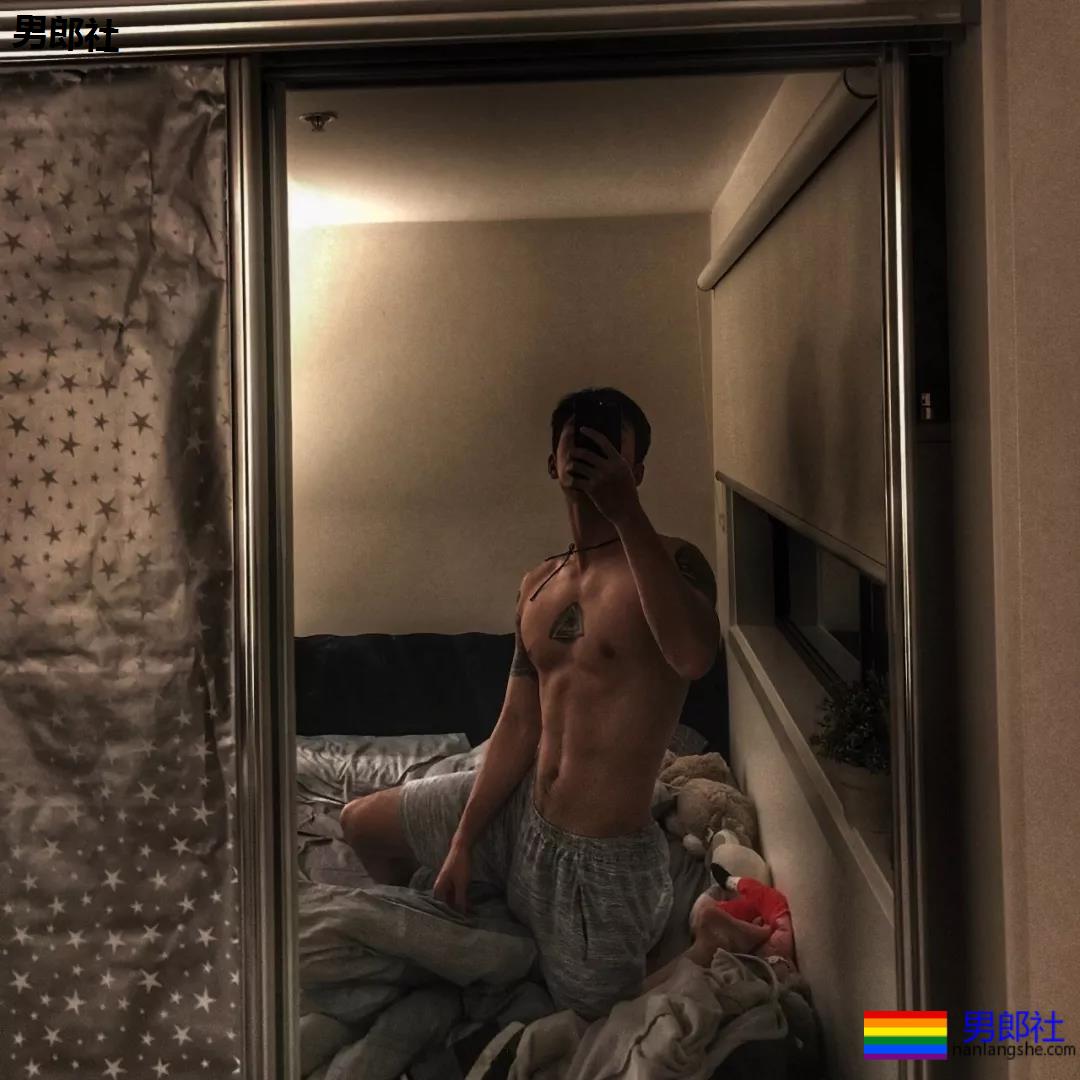 體育生浴室跪式服務！私照被扒出！ - 51虹马