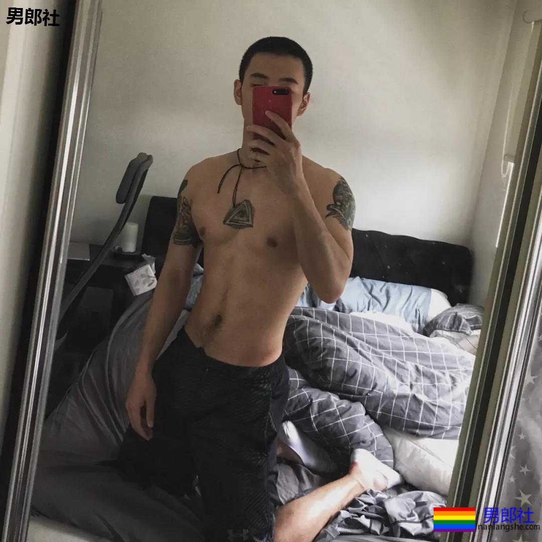 體育生浴室跪式服務！私照被扒出！ - 51虹马