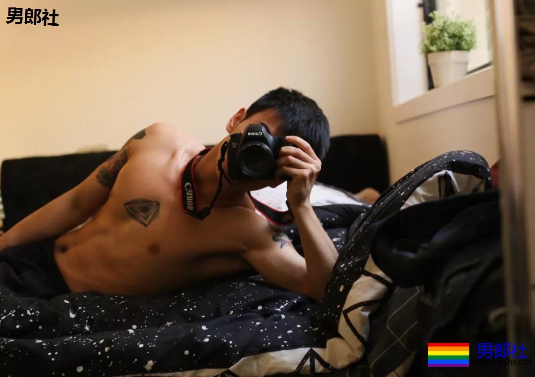 體育生浴室跪式服務！私照被扒出！ - 51虹马