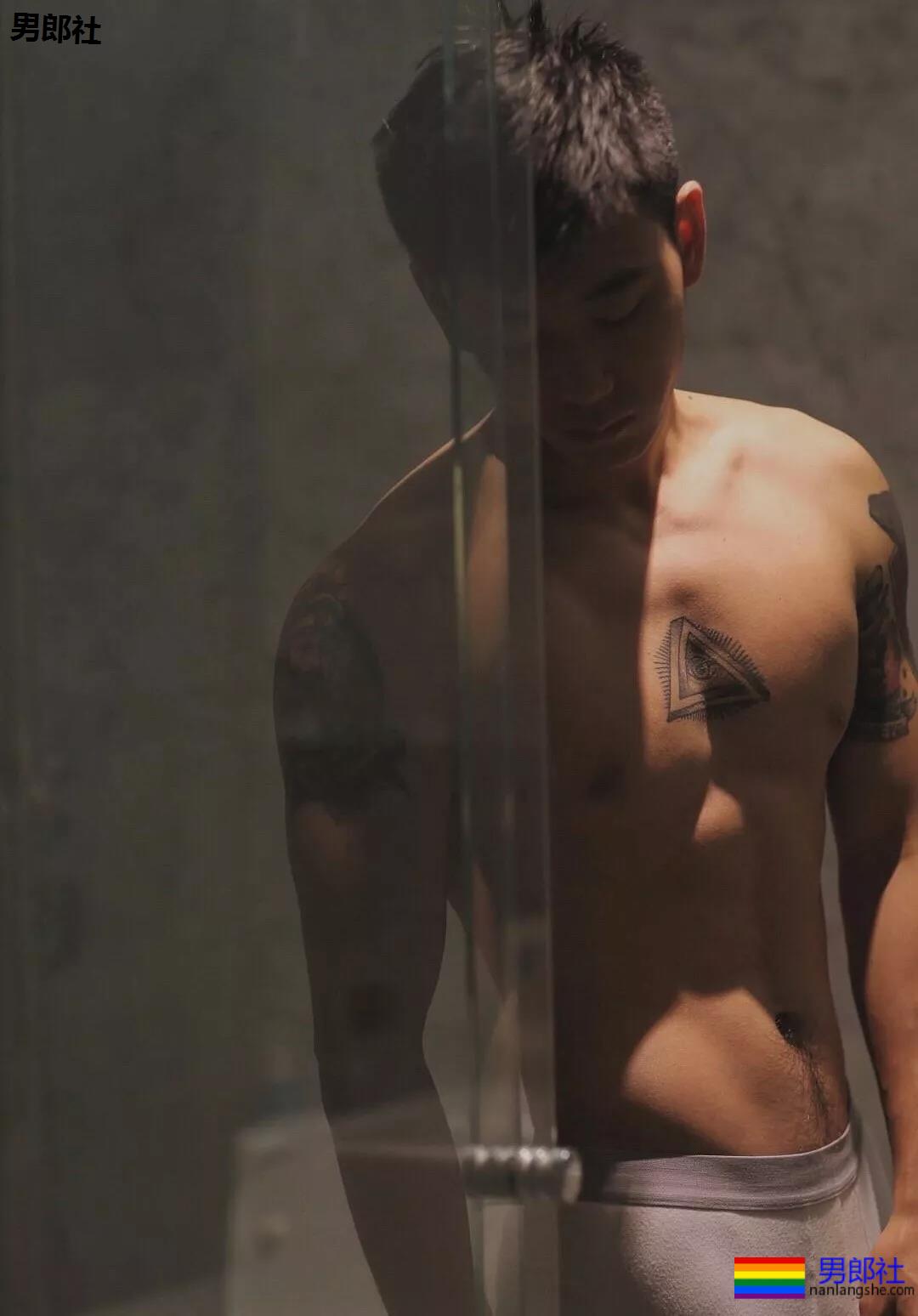 體育生浴室跪式服務！私照被扒出！ - 51虹马