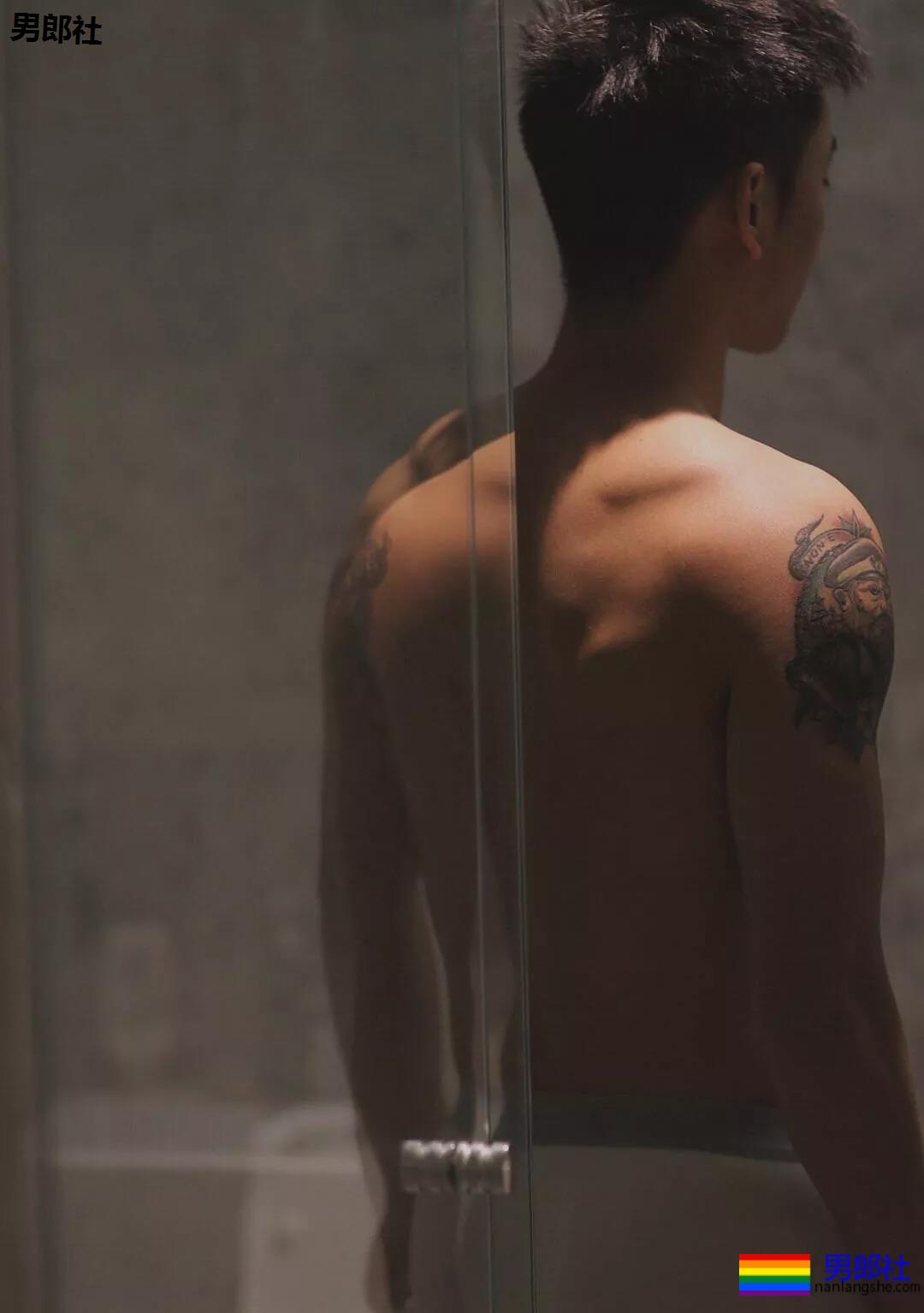 體育生浴室跪式服務！私照被扒出！ - 51虹马