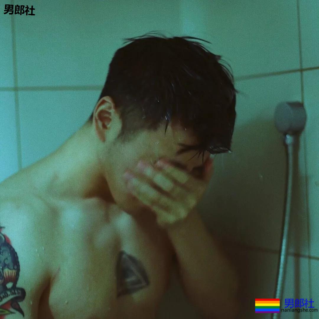 體育生浴室跪式服務！私照被扒出！ - 51虹马