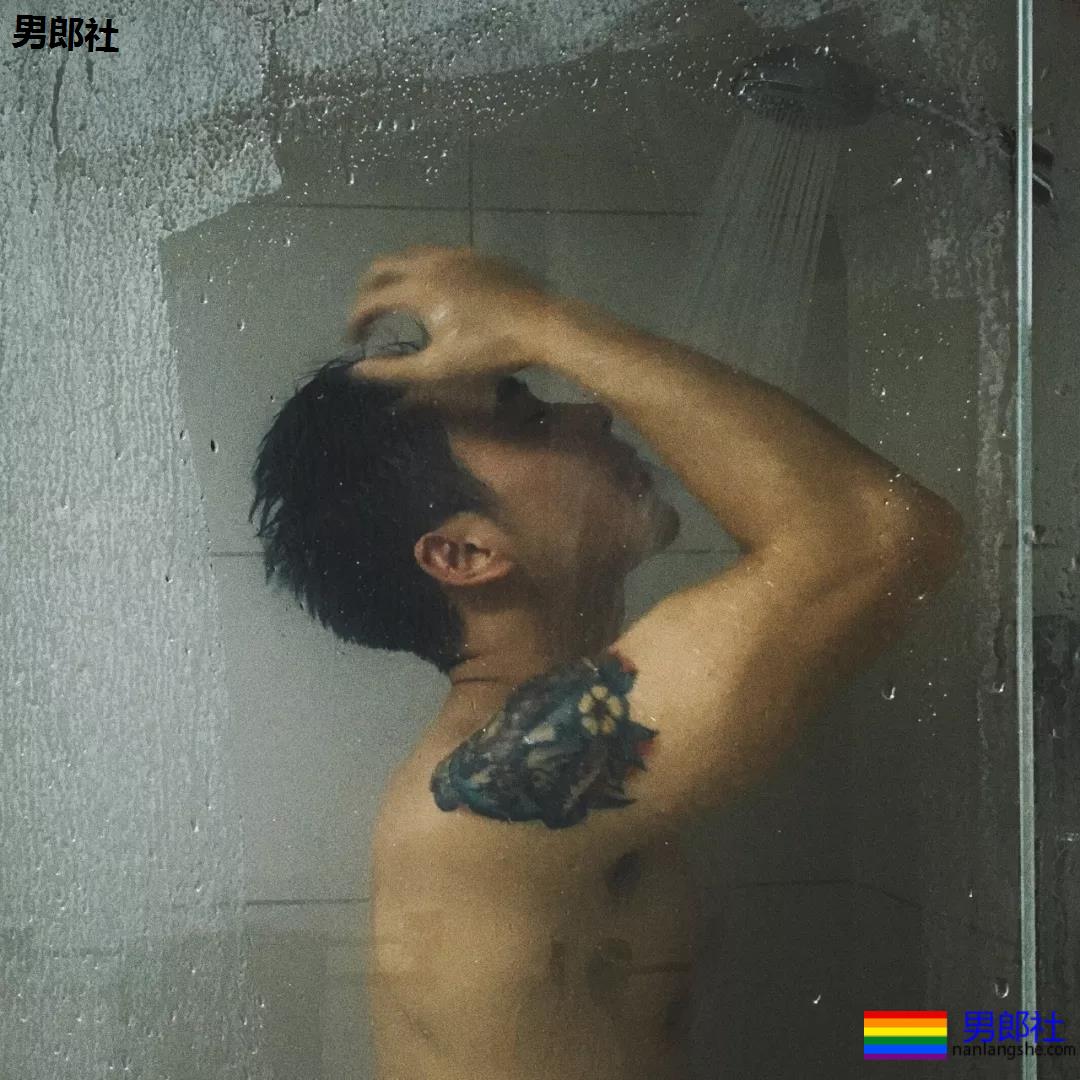 體育生浴室跪式服務！私照被扒出！ - 51虹马