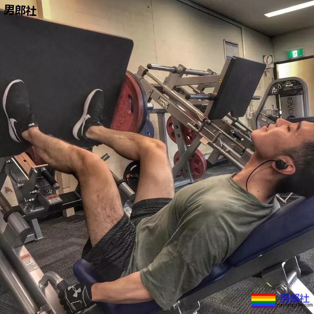 體育生浴室跪式服務！私照被扒出！ - 51虹马