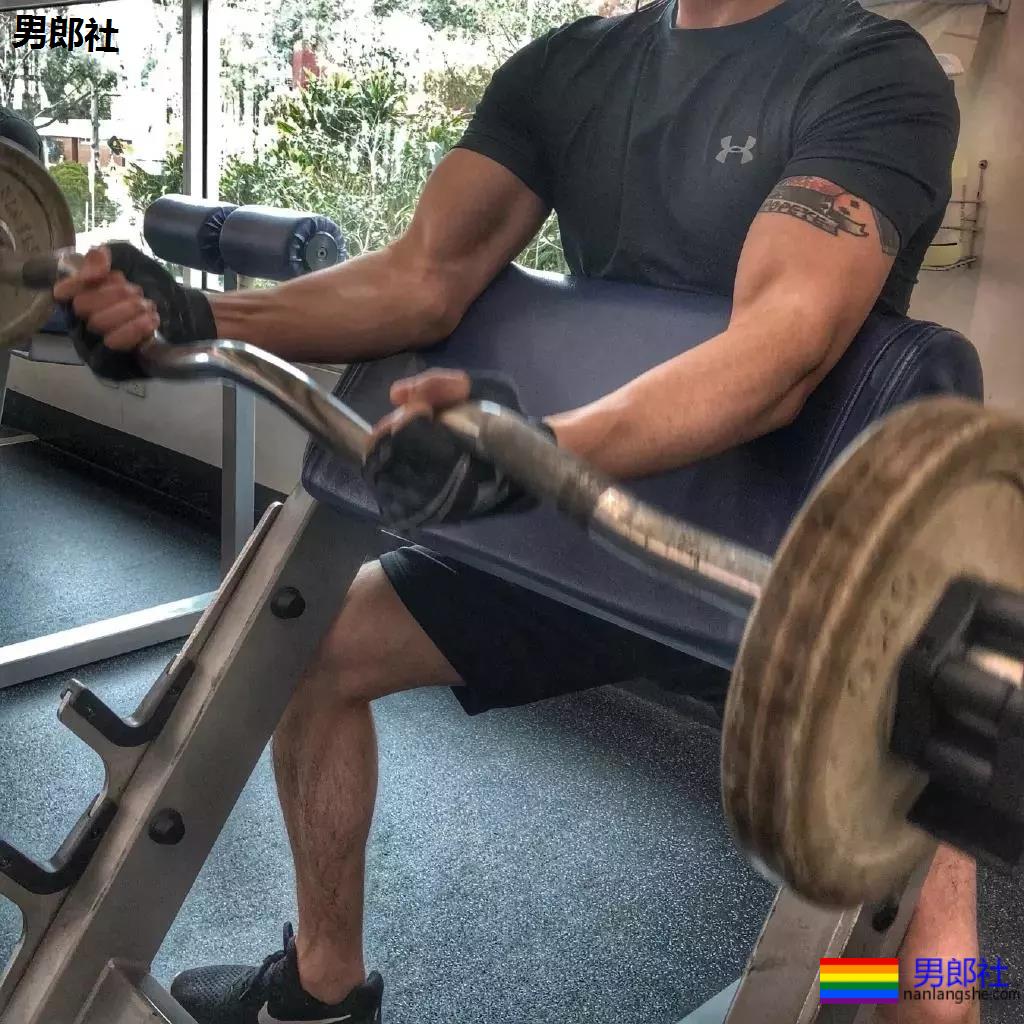 體育生浴室跪式服務！私照被扒出！ - 51虹马