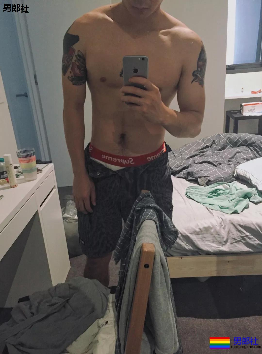 體育生浴室跪式服務！私照被扒出！ - 51虹马