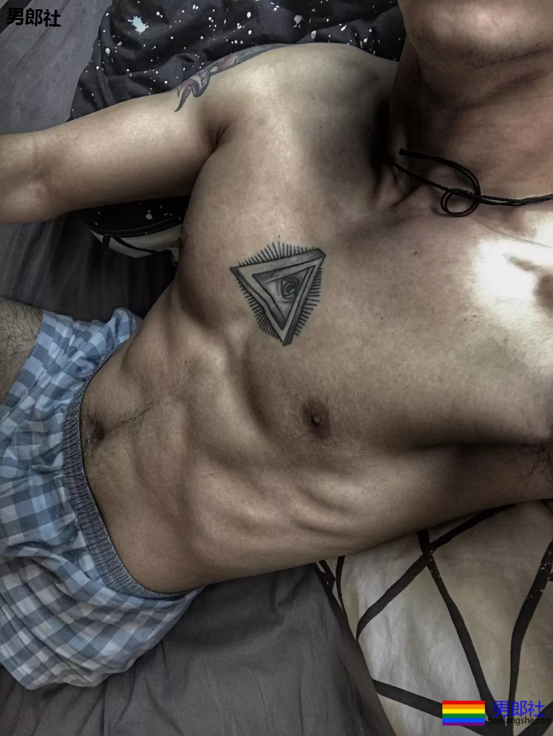 體育生浴室跪式服務！私照被扒出！ - 51虹马