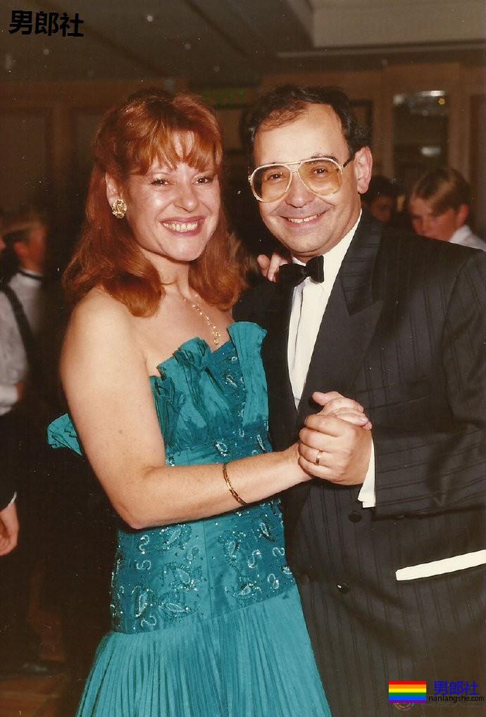 英国作家:我的父母向我出柜 - 51虹马 英国作家:我的父母向我出柜 - 51虹马