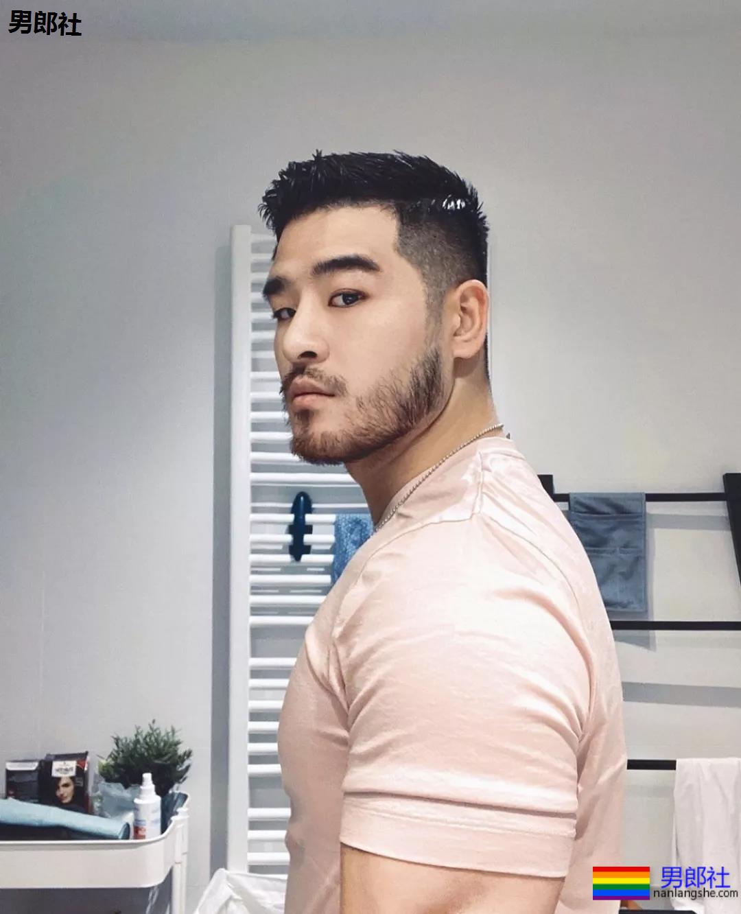 体育生是否也会沉迷自己的身材？ - 51虹马