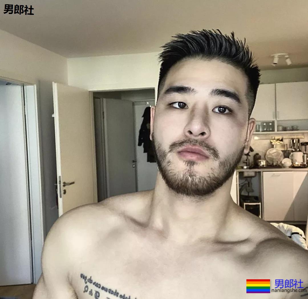 体育生是否也会沉迷自己的身材？ - 51虹马