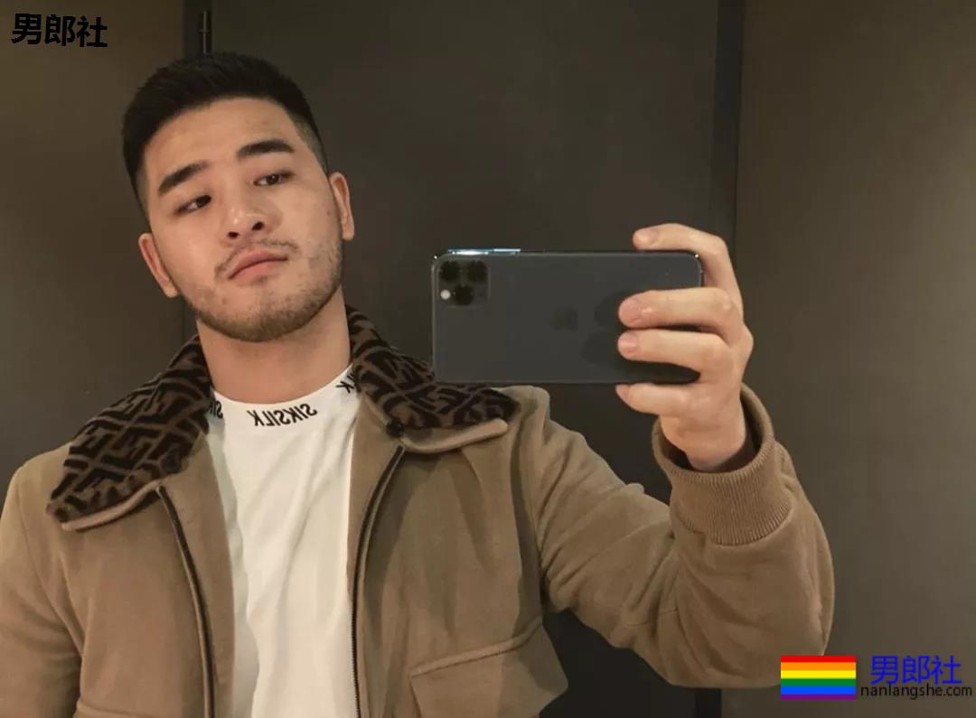 体育生是否也会沉迷自己的身材？ - 51虹马