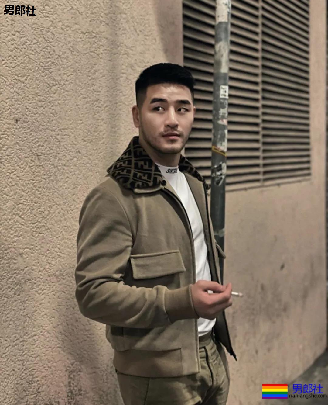 体育生是否也会沉迷自己的身材？ - 51虹马