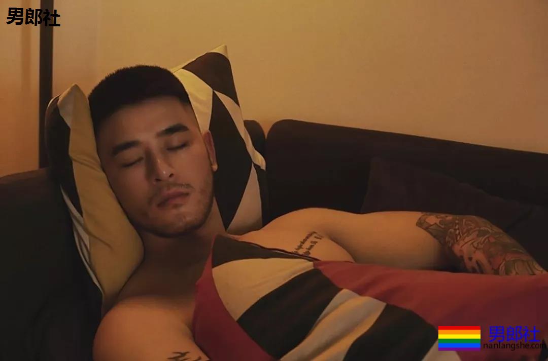 体育生是否也会沉迷自己的身材？ - 51虹马