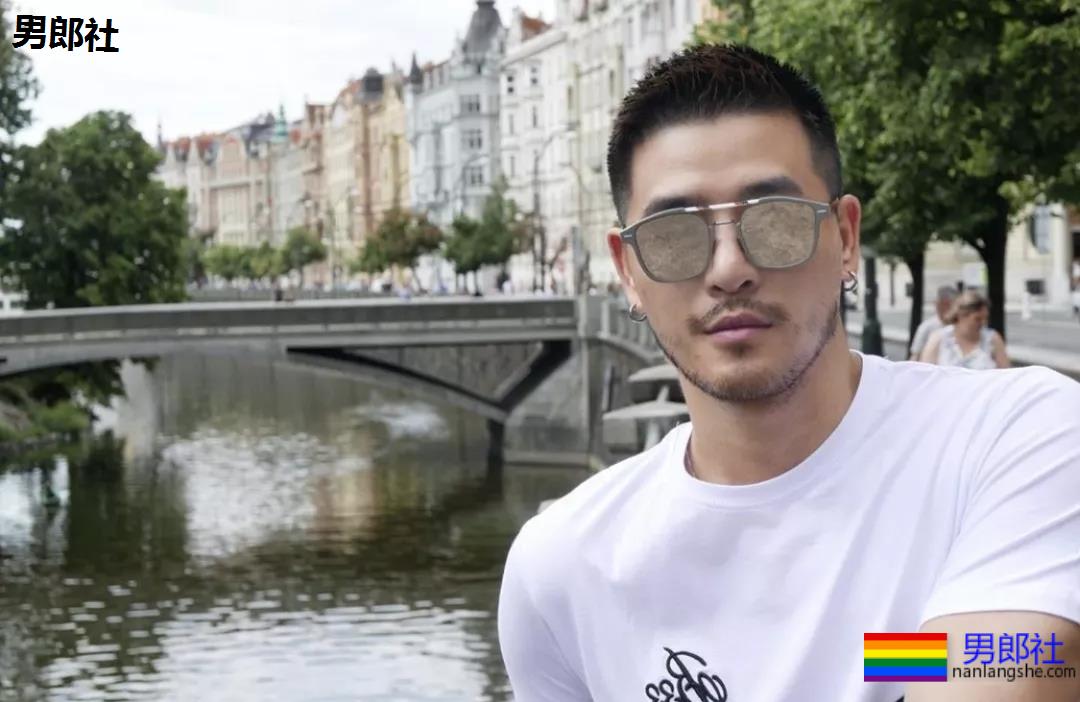 体育生是否也会沉迷自己的身材？ - 51虹马