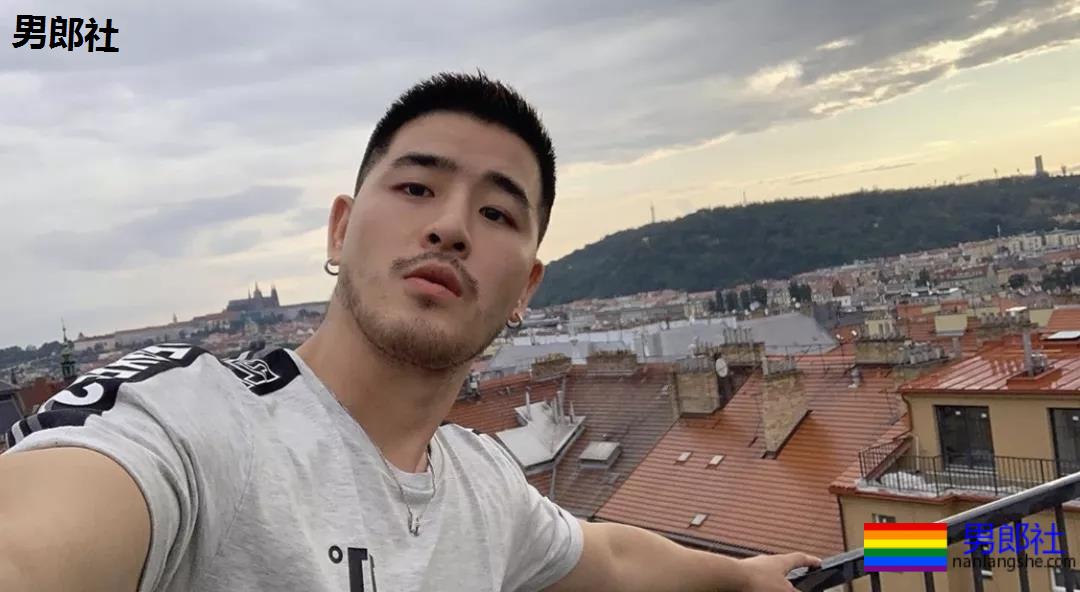 体育生是否也会沉迷自己的身材？ - 51虹马