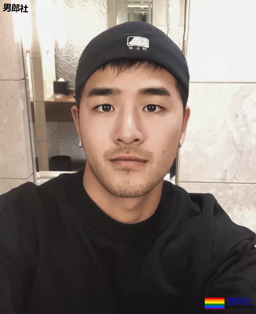 体育生是否也会沉迷自己的身材？ - 51虹马