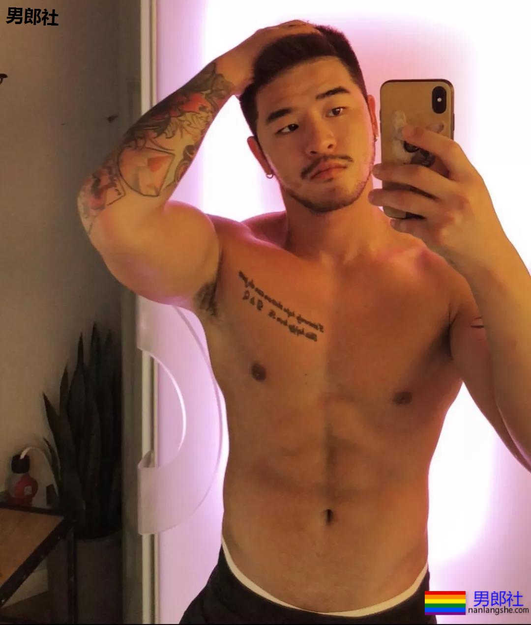 体育生是否也会沉迷自己的身材？ - 51虹马