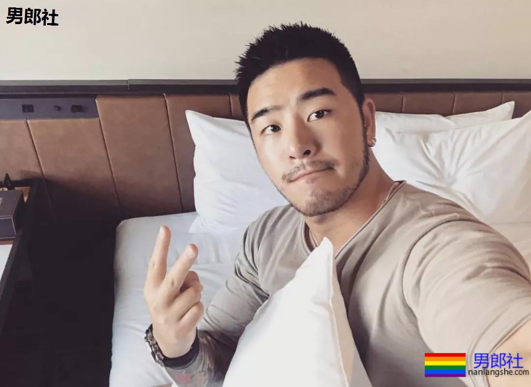 体育生是否也会沉迷自己的身材？ - 51虹马