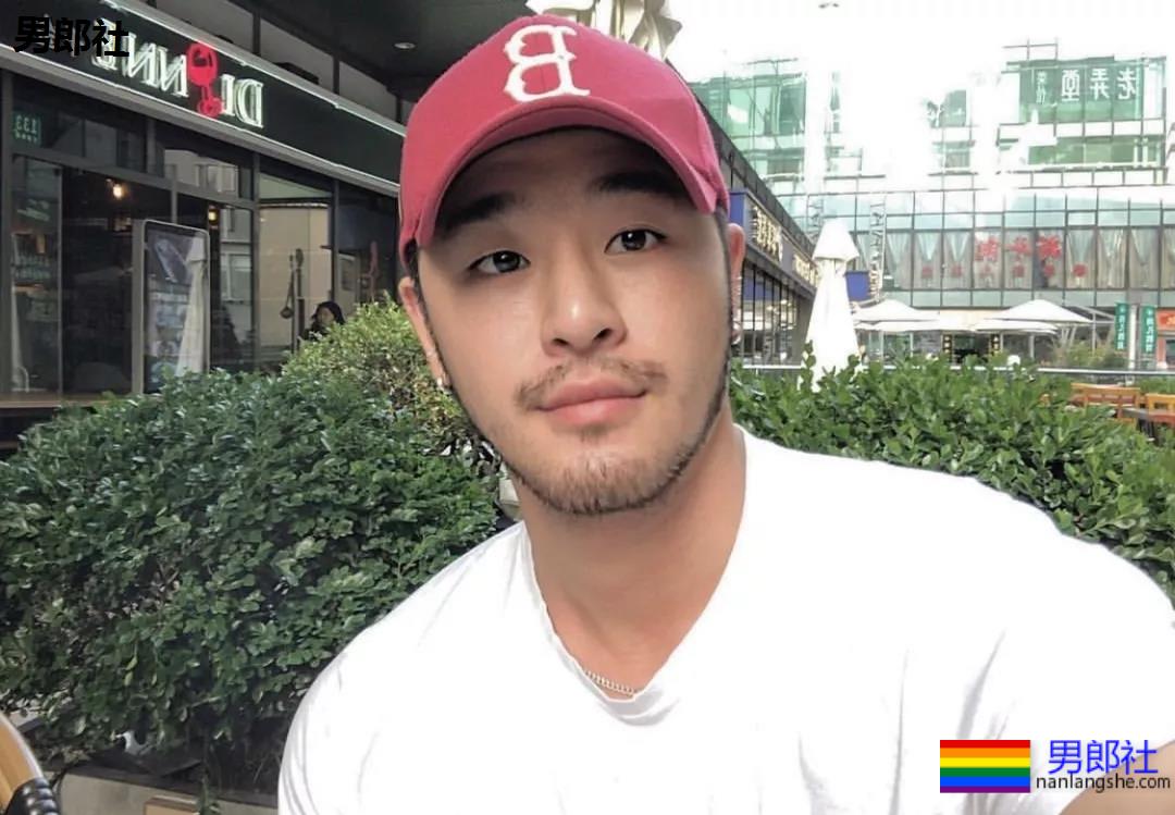 体育生是否也会沉迷自己的身材？ - 51虹马