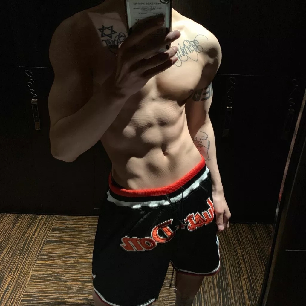 寸头小哥在家也能虐出8块腹肌!-51虹马