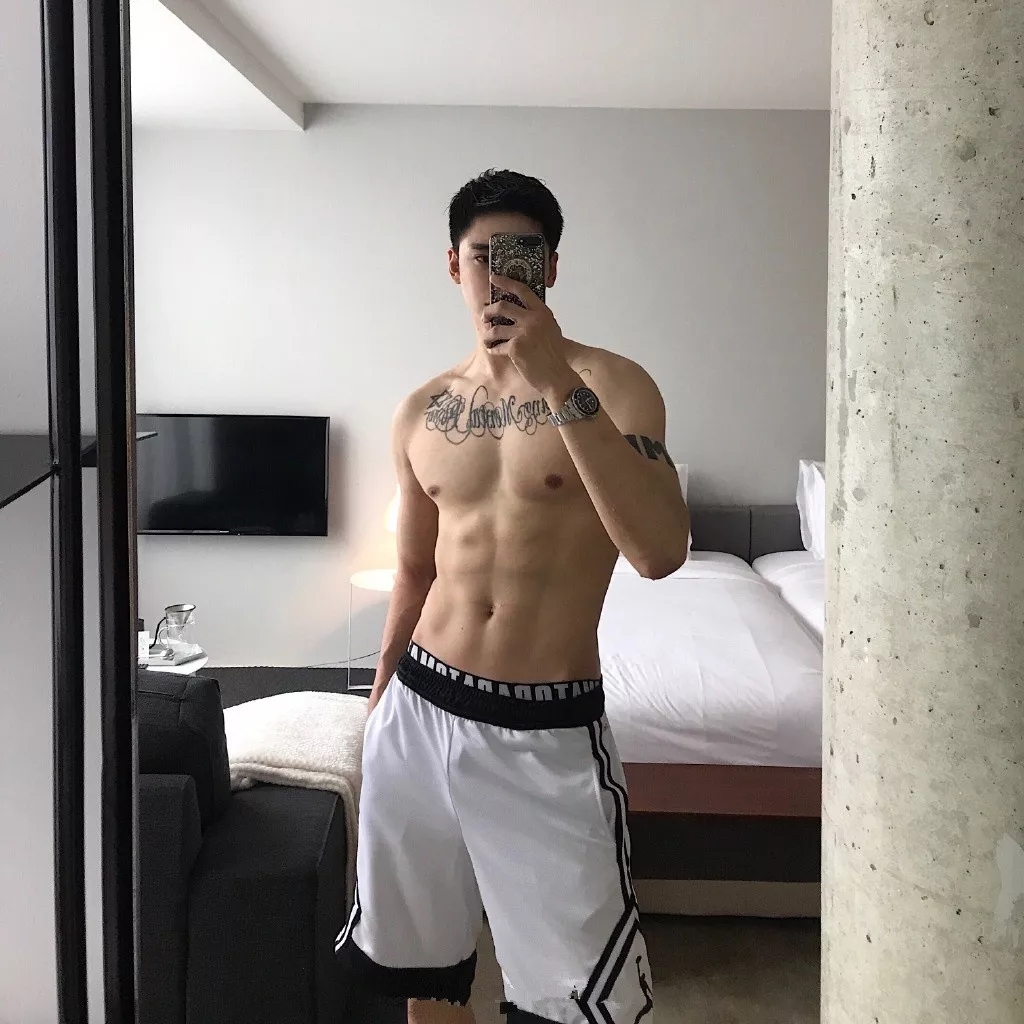 寸头小哥在家也能虐出8块腹肌！ - 51虹马