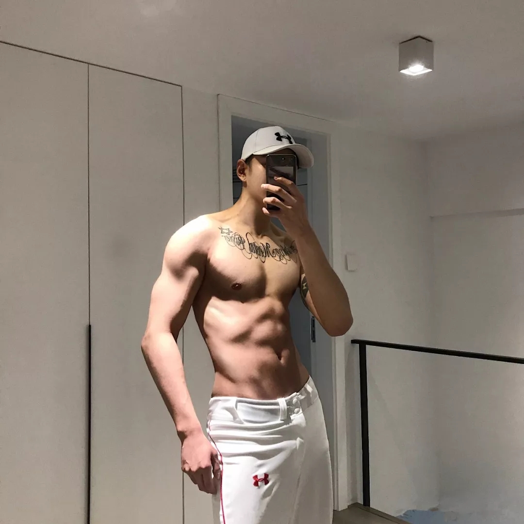 寸头小哥在家也能虐出8块腹肌！ - 51虹马