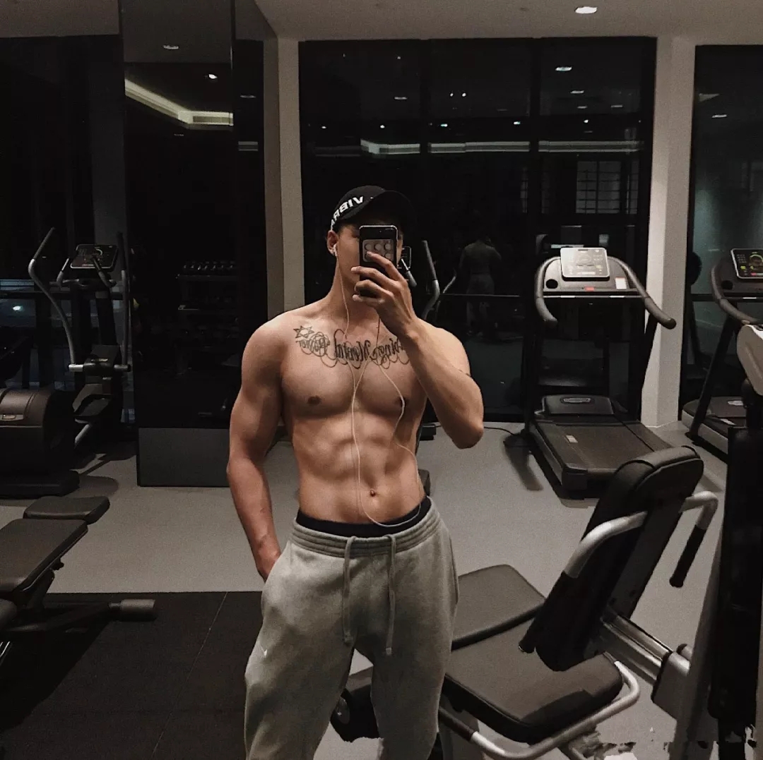 寸头小哥在家也能虐出8块腹肌！ - 51虹马