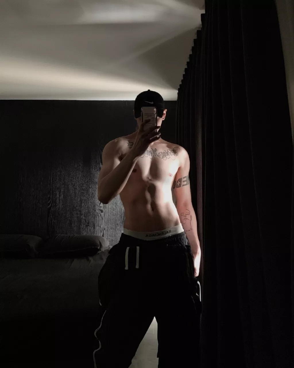 寸头小哥在家也能虐出8块腹肌！ - 51虹马