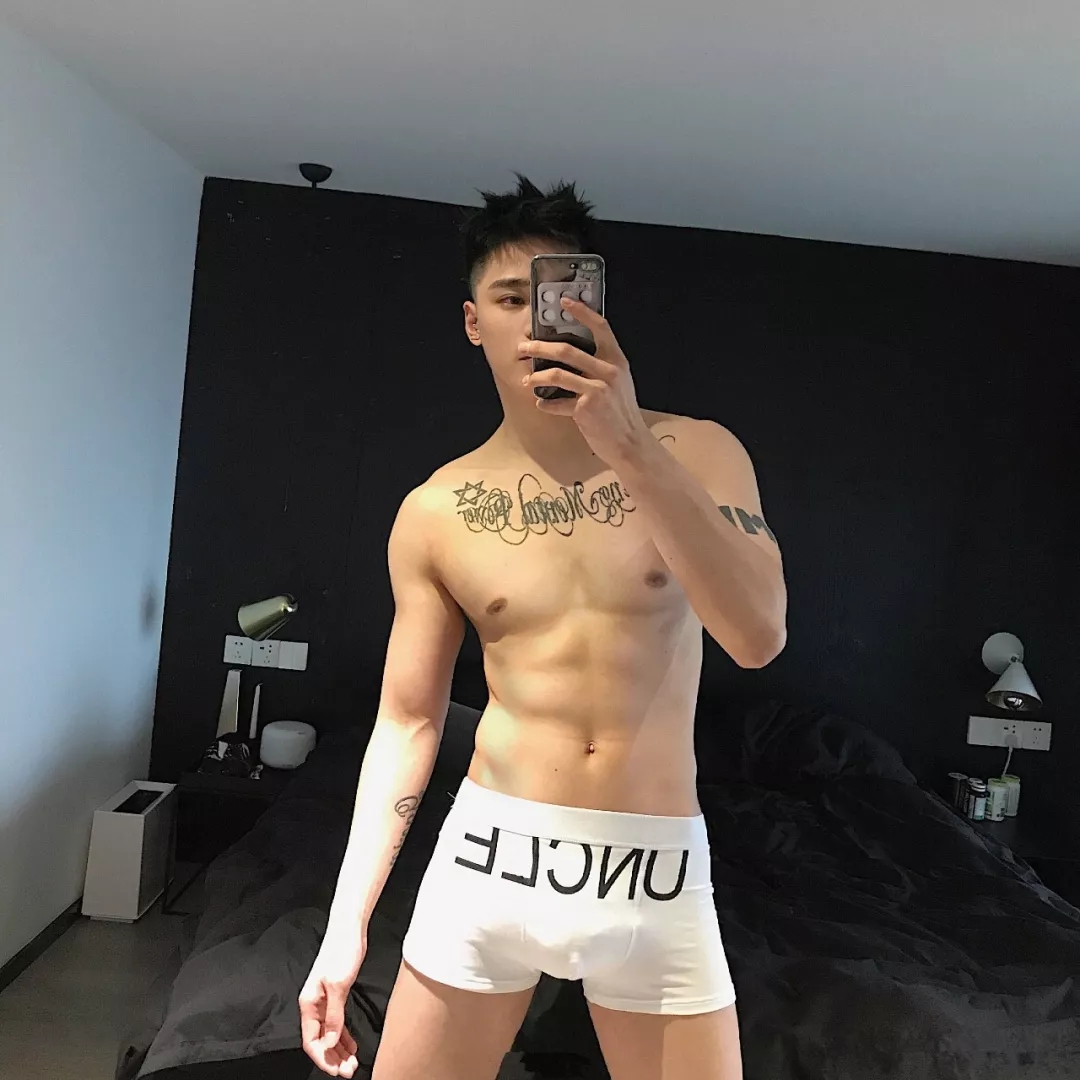 寸头小哥在家也能虐出8块腹肌！ - 51虹马