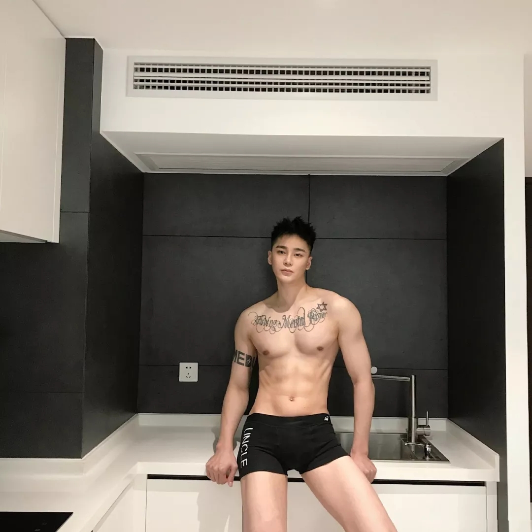 寸头小哥在家也能虐出8块腹肌！ - 51虹马