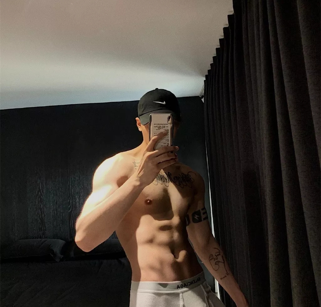 寸头小哥在家也能虐出8块腹肌！ - 51虹马