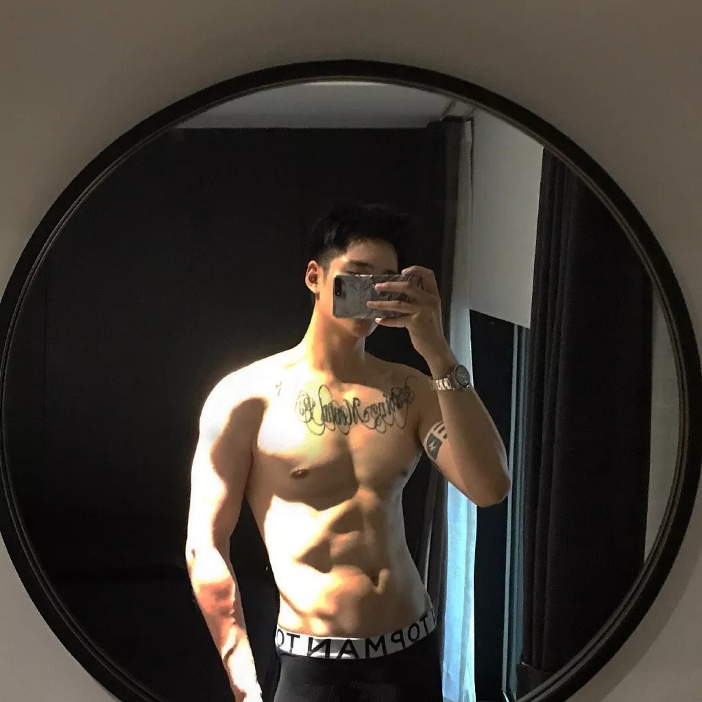 寸头小哥在家也能虐出8块腹肌！ - 51虹马