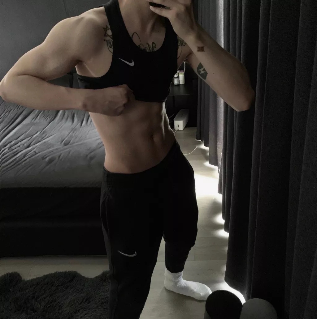 寸头小哥在家也能虐出8块腹肌！ - 51虹马